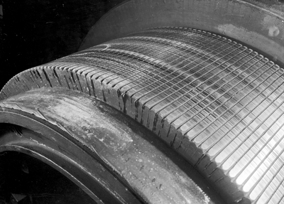 836236 Afbeelding van een defect anker (ronddraaiende deel van een elektromotor) bij het Centraal Autoherstelbedrijf ...